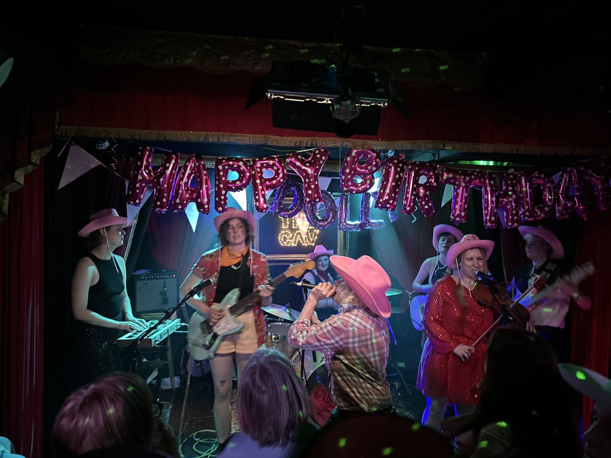 KeithTotp's tweet photo. On my way home from seeing The Dumb Blondes, London’s Premier Dolly Parton Tribute Band, where I had an Excellent Time, hung out with Excellent People, and wore a Very Cool Jacket
#FullyRecommended https://t.co/5La6bSVEI6