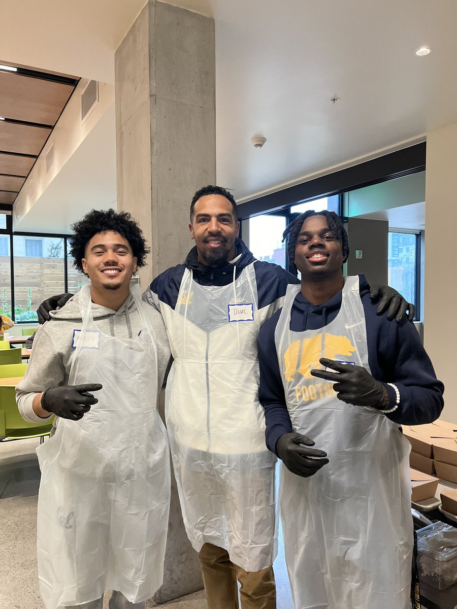 Thank you @InsightHousing1 & The Berkeley Hope Center for allowing our guys JB @_jonathanbrady6 & Mikey @_mjmatt8 to volunteer today! Great experience seeing all you do helping out and feeding the people of Berkeley.