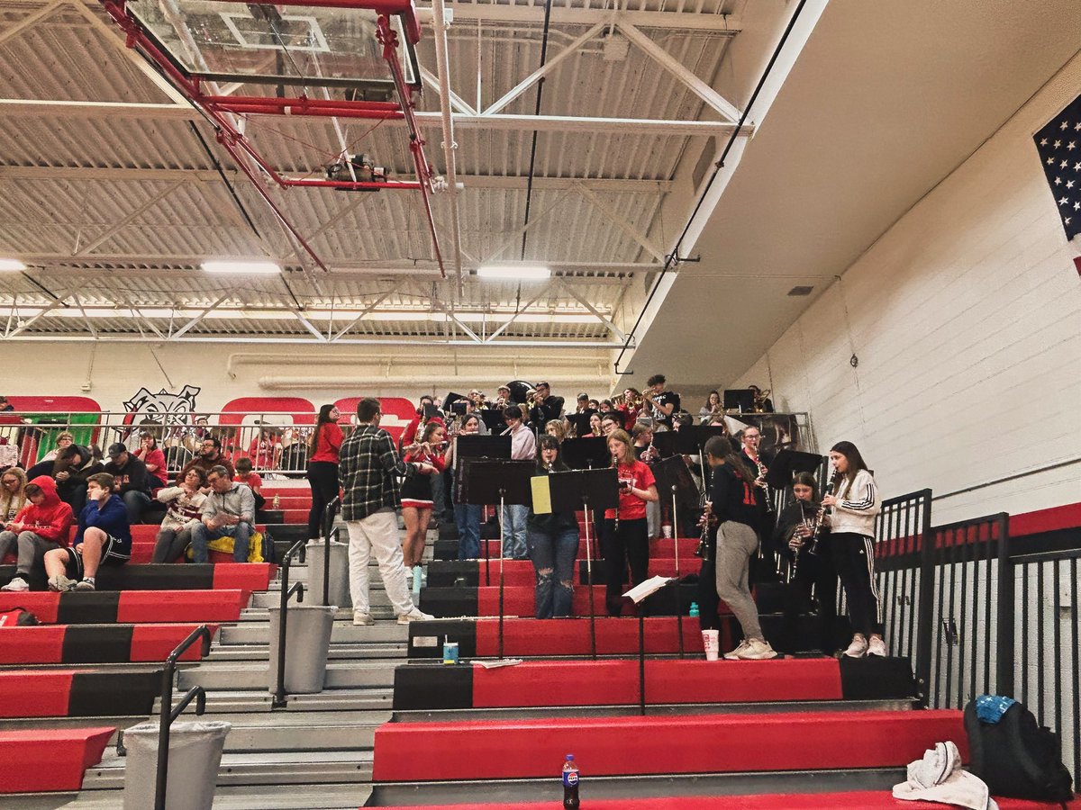 The MS Band is playing Pep Band with the High Schoolers tonight and are having a blast! 🎼🎵🎶