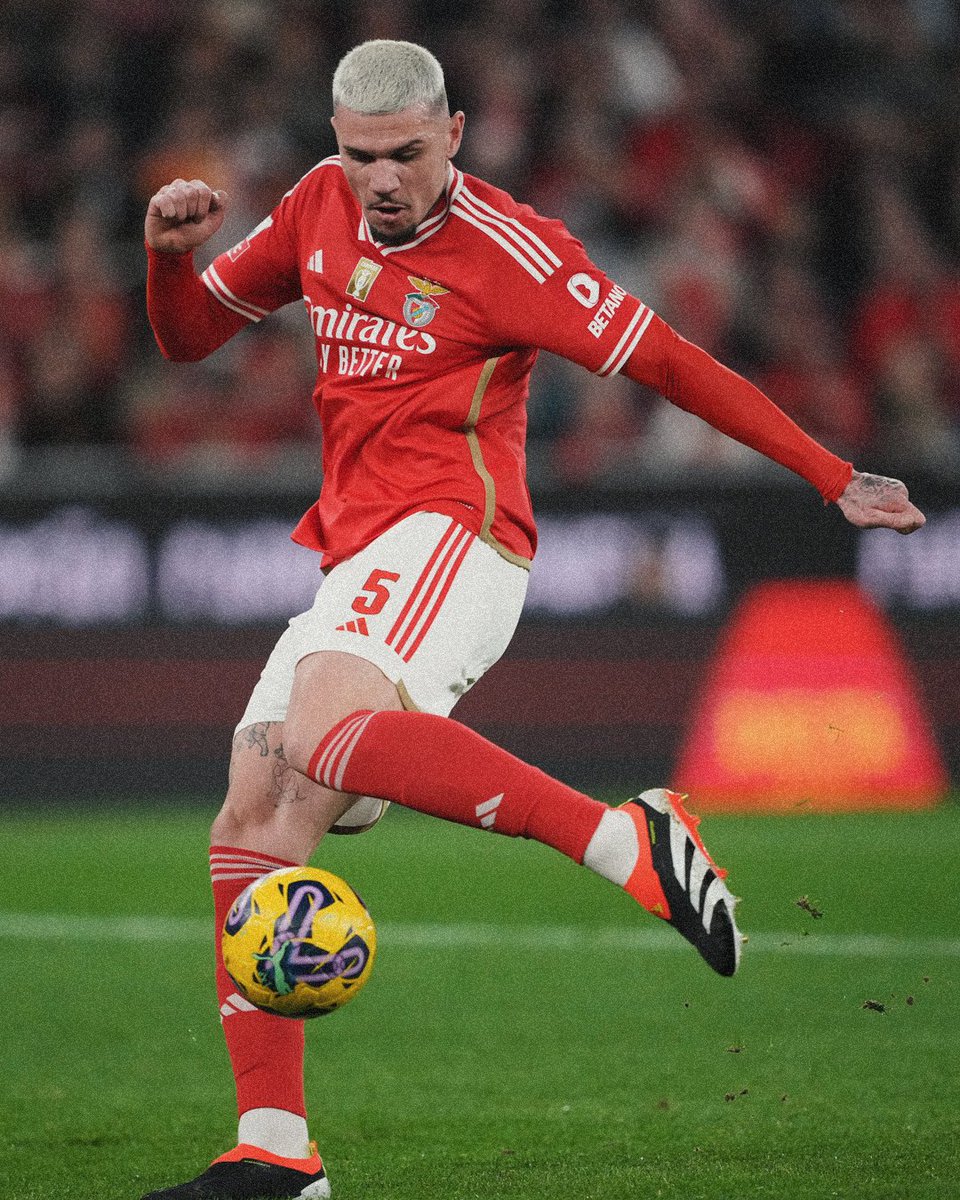 Cada vez mais desenvolto na nova função, o zagueiro <a href="/Morato/">Felipe Rodrigues</a> vem de uma sequência de 16 jogos como titular na lateral esquerda do <a href="/SLBenfica/">SL Benfica</a>, que hoje chegou à 7ª vitória seguida e está a 1 ponto do líder Sporting na liga portuguesa. As Águias estão chegando. 🦅