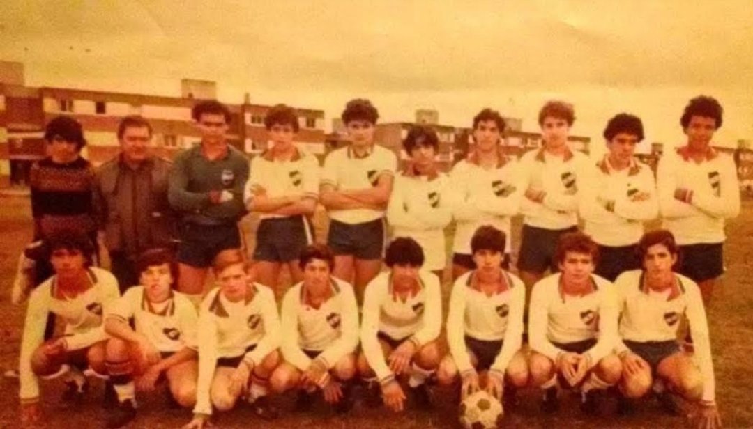federcal's tweet photo. Nacional de Rocha @ClubNacionalde2 campeón 4ta división año 1986. (Foto partido vs Rocha Athletic, con camiseta de Boca). Cancha de INVE frente al Sobrero. https://t.co/4fus2lqRk4