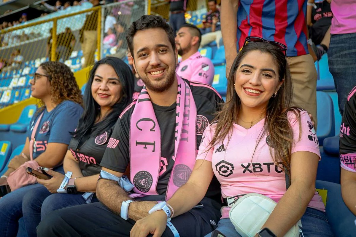 MetaShowsv's tweet photo. Todos estamos cumpliendo un sueño en esta historica fiesta deportiva 🤩🇸🇻🦩
@LaSelecta_SLV 🆚 @InterMiamiCF 🙌🏼 https://t.co/yyLLItleY5