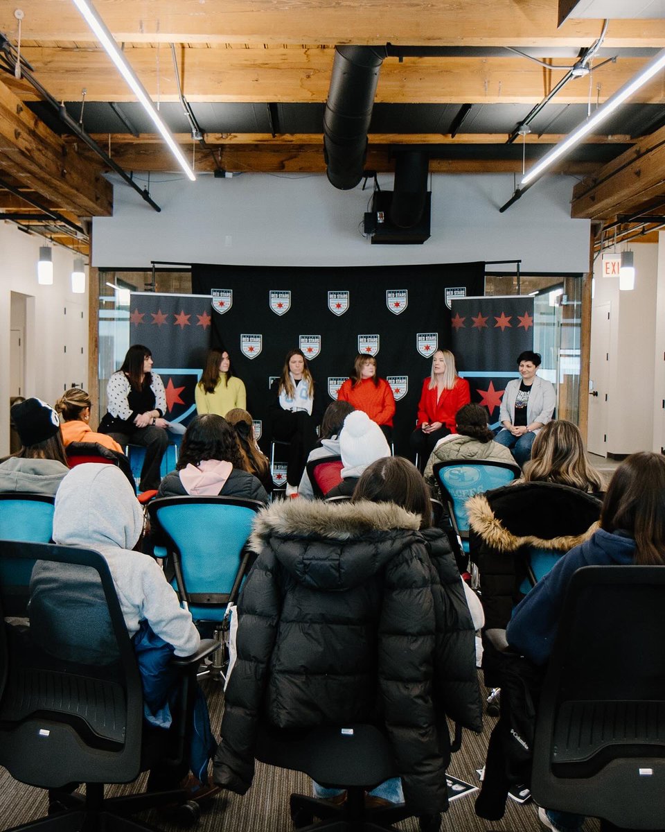 theChicagoStars's tweet photo. On Wednesday, we hosted a Lunch and Learn about Women in Soccer featuring some of our wonderful front office staff with Heart of the City Sports ❤️🙌 https://t.co/VRiBxPShCR