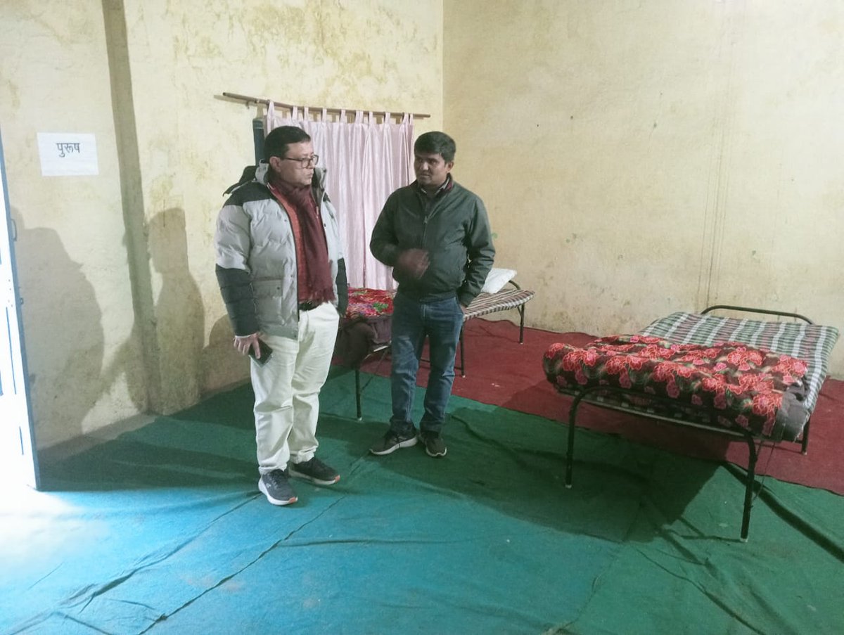 deepak_sdm's tweet photo. Chutmalpur नगर पंचायत में पुरुष एवं महिला के लिए  बनाए गए रैन बसेरा का EO के साथ निरीक्षण किया गया। https://t.co/jpZNlPNf1H