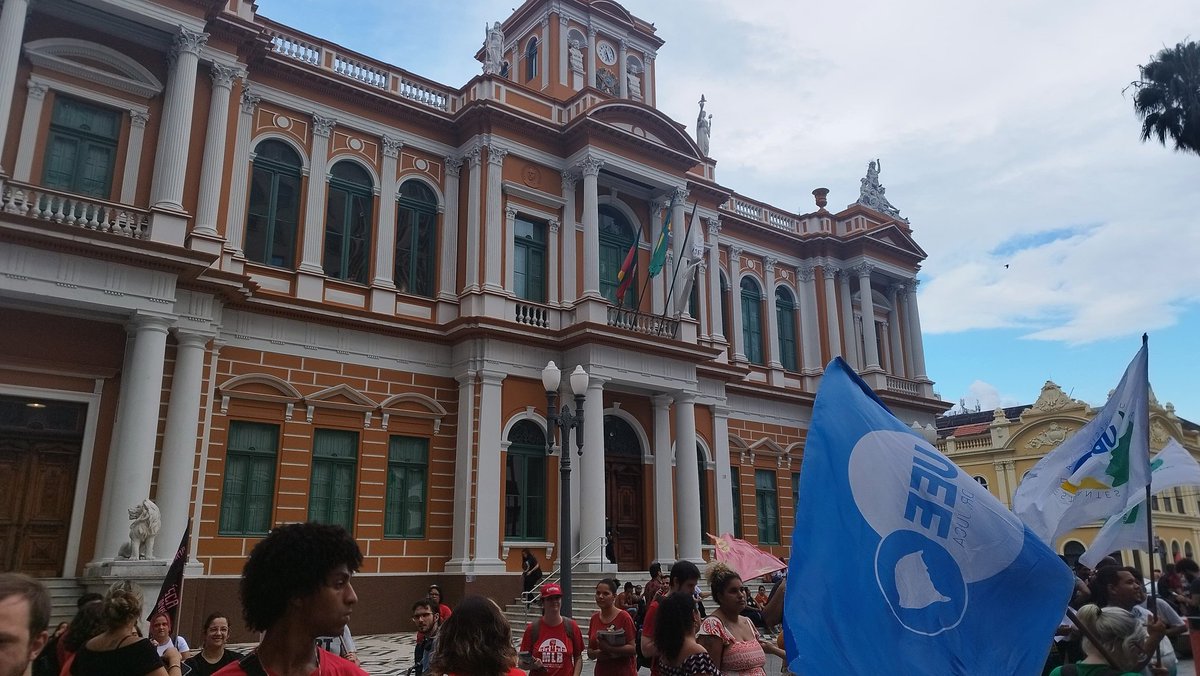 Moradores de Porto Alegre protestam contra falta de energia elétrica e água na cidade. Grupo se reuniu no Largo Glênio Peres e marcha até o Gabinete do Prefeito Sebastião Melo. 

📷 Luiza Castro/Sul21