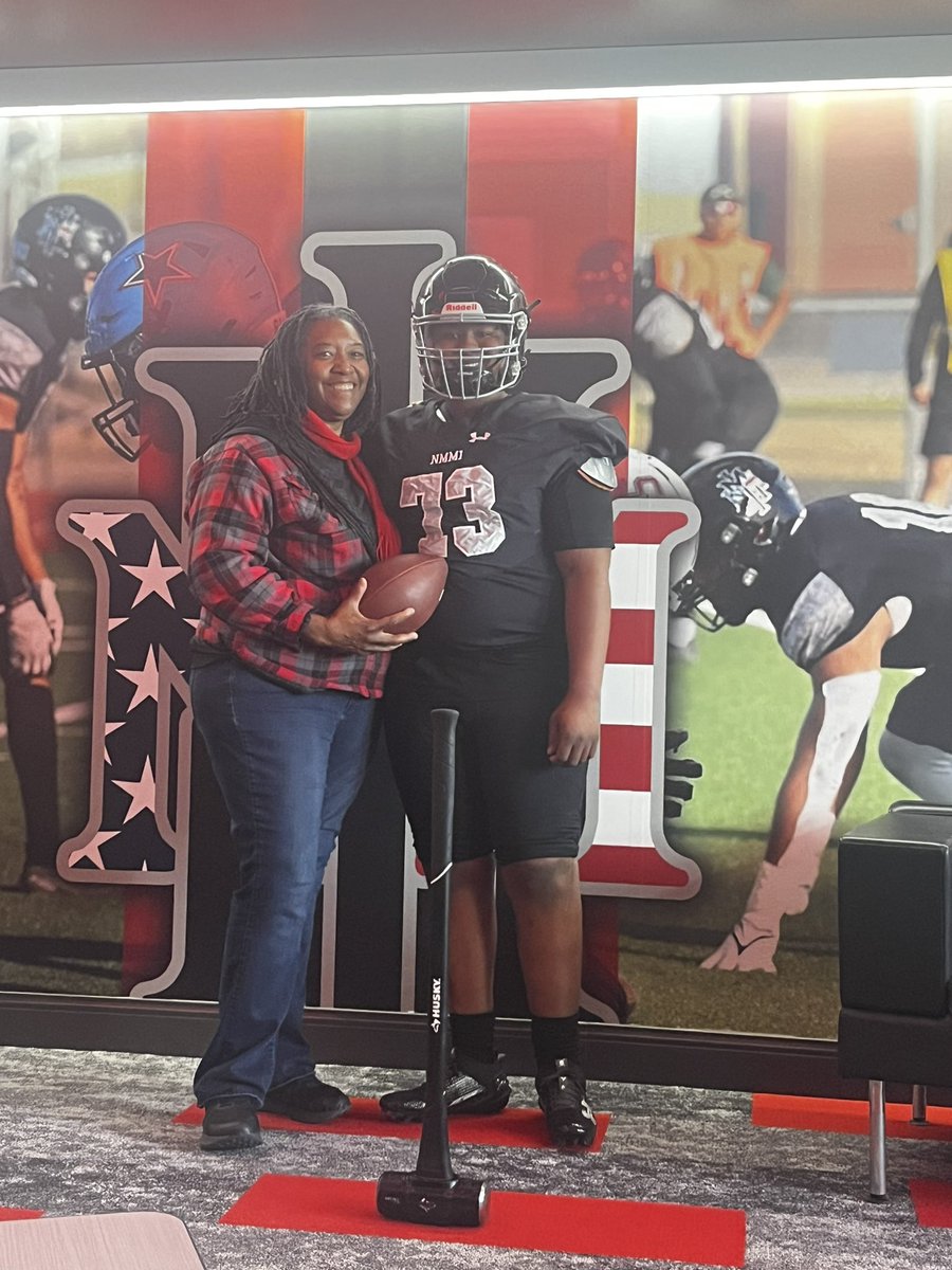 DeejdrickHH_73's tweet photo. Thank you @CoachMitch55 and the @nmmibroncos staff for having me on campus for a visit today!! I had a great time! 
@EldoEaglesFB @Coach_Dickman @SAMOONEY2 @PrepRedzoneNM @NMrecruits https://t.co/fcqs5AlHGK