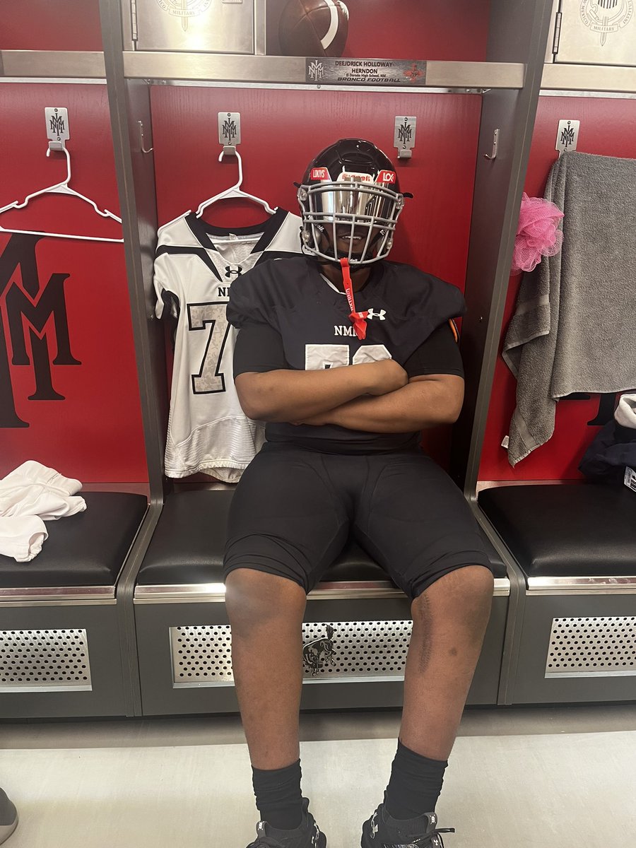 DeejdrickHH_73's tweet photo. Thank you @CoachMitch55 and the @nmmibroncos staff for having me on campus for a visit today!! I had a great time! 
@EldoEaglesFB @Coach_Dickman @SAMOONEY2 @PrepRedzoneNM @NMrecruits https://t.co/fcqs5AlHGK