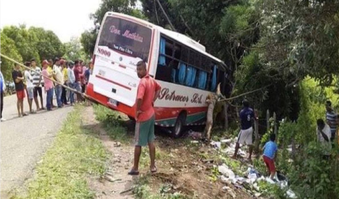 ANIABELLO_R's tweet photo. Noticias que solo ocurren en 🇨🇴 

Bus casi se estrella por un peo con olor a pescado podrido que se echó un pasajero en la vía Montería – Cereté
13 enero, 2020 

Un peo con olor a “pescado podrido” habría sido el causante de que el conductor de un bus de servicio público se saliera de la vía el pasado 3 de enero en la carretera que de Montería conduce a Cereté.

De acuerdo con el reporte que el conductor dio a la empresa Sotracor, estaba estrenando el aire acondicionado del vehículo e iba manejando por inmediaciones del Retiro de los Indios, donde sintió el hedor nauseabundo, por lo que se vio obligado a frenar abruptamente y salirse de la carretera.

Eran tan insoportable el fuerte olor que los 19 pasajeros estaban desesperados y rompieron los seguros de las ventanas para que saliera la pestilencia del vehículo.
Finalmente, el conductor señaló que sintió mareo y se quedó privado unos segundos en la orilla de la carretera.