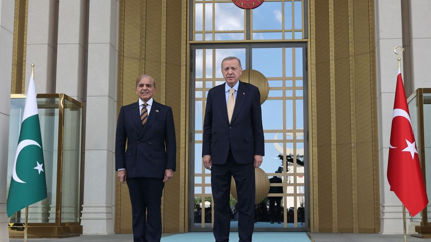 MarianoGiustino's tweet photo. Ascolta qui la mia corrispondenza su @RadioRadicale di questa mattina 19 gennaio 2024:
- Crescono le tensioni in Medio Oriente. La #Turchia colpisce nel nord della #Siria e in #Iraq 
- l'#Iran, dopo i lanci di missili nel Kurdistan iracheno
- #Beluci sotto attacco da #Iran e #Pakistan.
Buon ascolto!
https://t.co/QJb3am2KN5