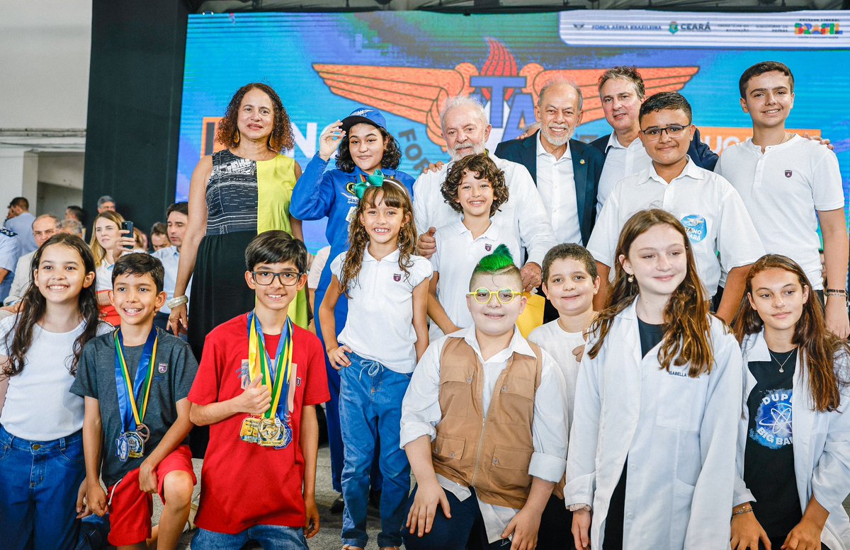 LulaOficial's tweet photo. A cerimônia de lançamento do Instituto Tecnológico de Aeronáutica (ITA) no Ceará é a reafirmação do compromisso do governo federal com a educação e a ciência. O ITA chega ao Nordeste para descentralizar o conhecimento. Os jovens dessa região terão a oportunidade de se formarem e poder contribuir para o desenvolvimento regional.

📸 @ricardostuckert