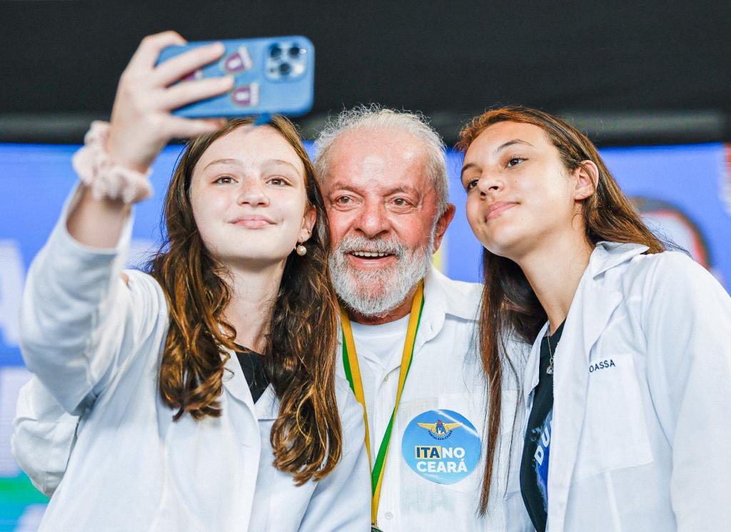 LulaOficial's tweet photo. A cerimônia de lançamento do Instituto Tecnológico de Aeronáutica (ITA) no Ceará é a reafirmação do compromisso do governo federal com a educação e a ciência. O ITA chega ao Nordeste para descentralizar o conhecimento. Os jovens dessa região terão a oportunidade de se formarem e poder contribuir para o desenvolvimento regional.

📸 @ricardostuckert