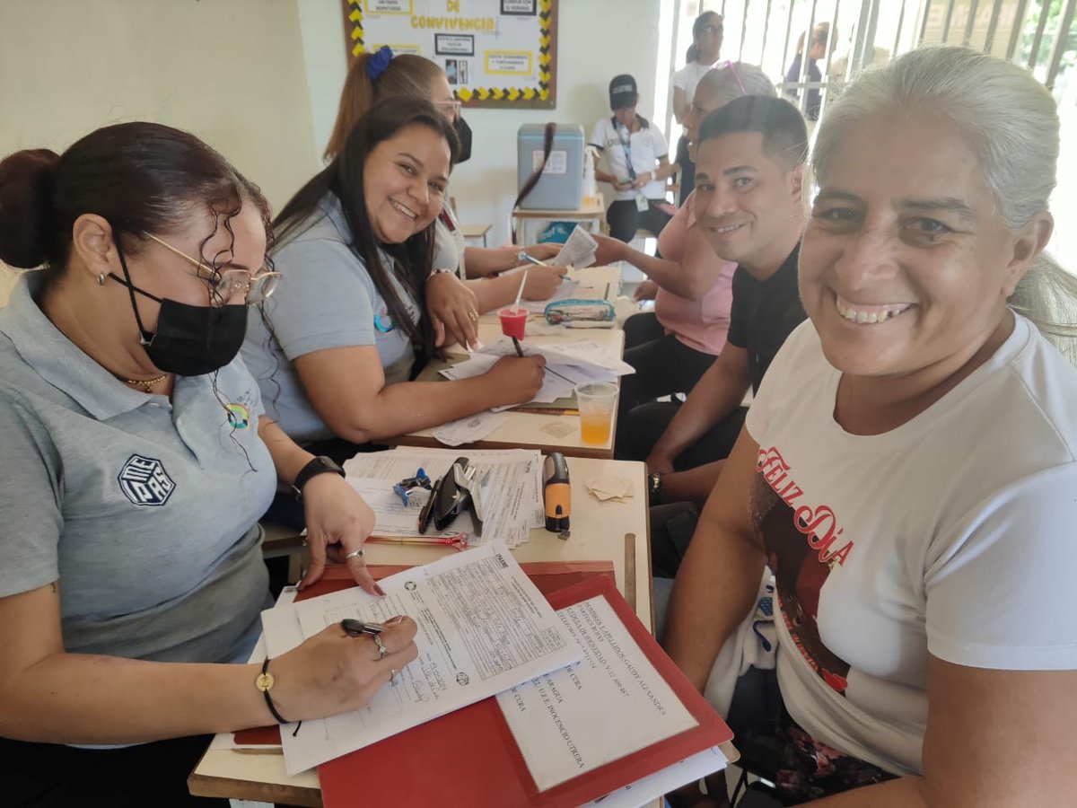 CDCEAragua's tweet photo. En el marco del Día del Educador docentes del Municipio Zamora fueron atendidos por la Jornada de Salud Por Amor a Mi Maestra y Maestro. 
#IndependeciaPlenaSoberana 
@NicolasMaduro 
@_LaAvanzadora 
@MPPEDUCACION 
@PiedadQuintana1 
@Soykarinacarpio 
@IpasmeOficial https://t.co/9kW89U4YVi