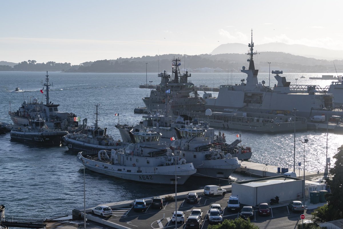 #SNMCMG2 I Welcome to flagship 🇬🇷 HS HERACLES and 🇮🇹 ITS VIAREGGIO in the 🇫🇷 French Naval base @VilleDeToulon, reliable port to all our #NATO partners 🤝!
#StrongerTogether 
#WeAreNATO