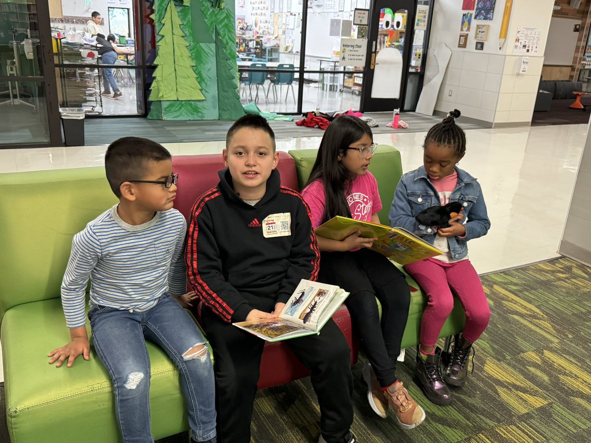 Teachluvspan's tweet photo. Enjoying Book buddy  reading in our beautiful library! https://t.co/zblSHoXX5o