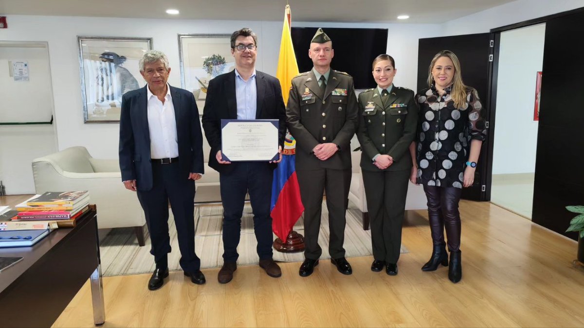 PosgradosPonal's tweet photo. Hemos entregado el diploma del Curso Estratégico en Seguridad Pública al Dr. José Herrera Lozano, Subdirector General de Inversiones, Seguimiento y Evaluación en @DNP_Colombia, en reconocimiento a su exitosa culminación como #CESEP Becario 2023. 🎓✨ https://t.co/5NVTQzk0vU