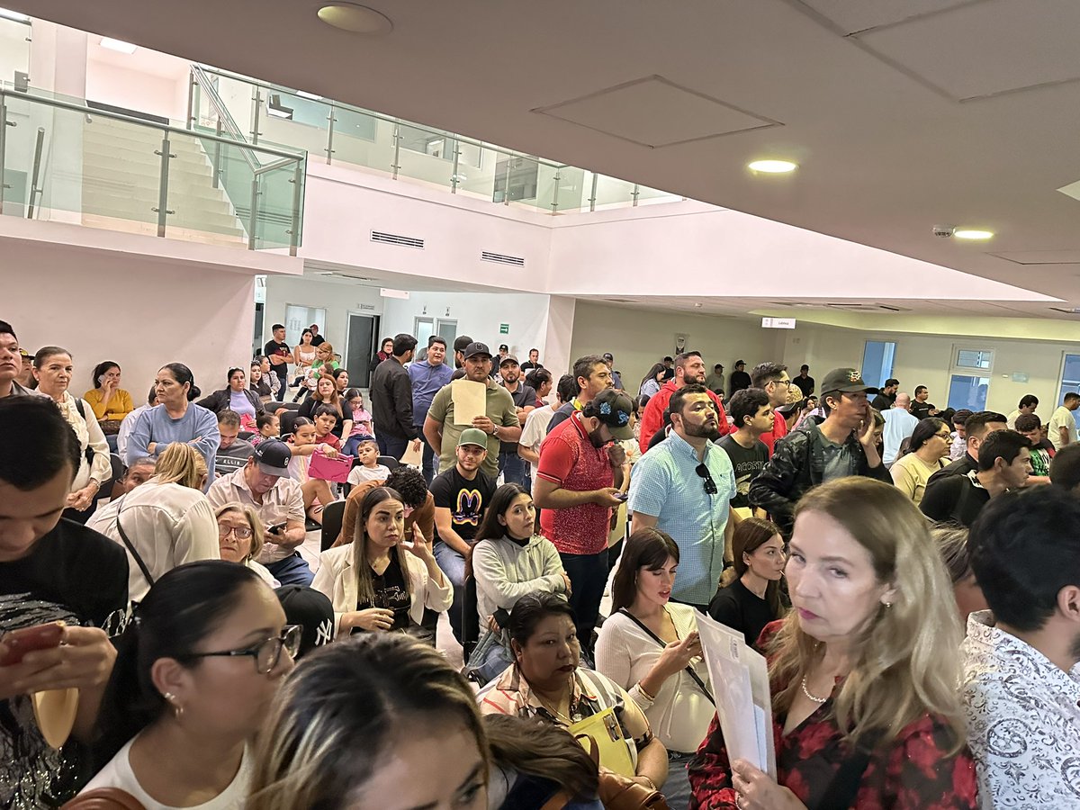 SignorinaYu's tweet photo. Pésimo servicio de la @SRE_mx de Culiacán, cero organización &amp; largos tiempos de espera @rochamoya_ https://t.co/UfFd3Wf0bW