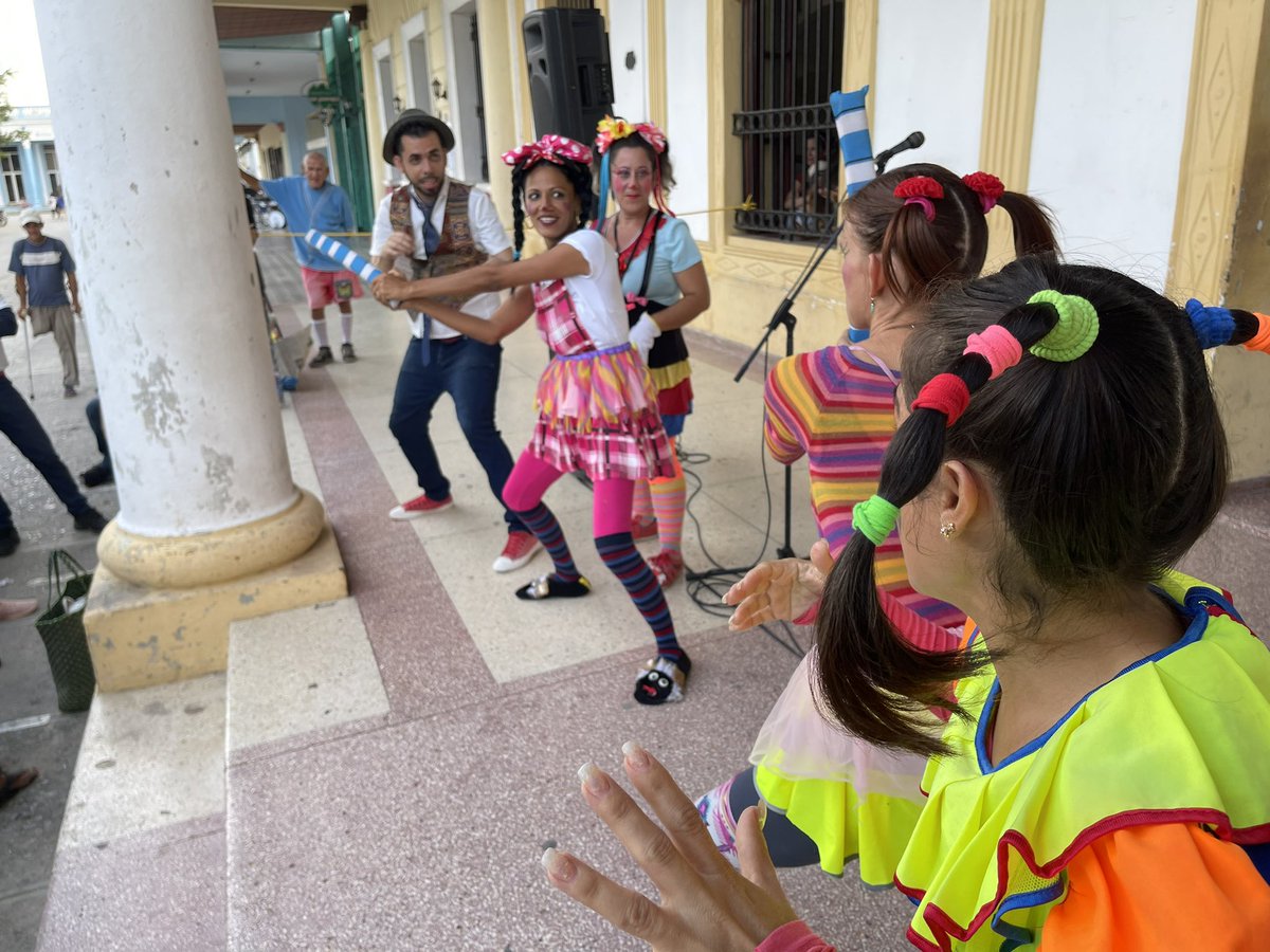 manueldositeo's tweet photo. 🎭“Por una sonrisa”🎭
Tarde llena de colorido, magia y muchos juegos.
#SomosCulturaHolguin 
#SemanadelaCulturaHolguinera https://t.co/oIVv8omD0j