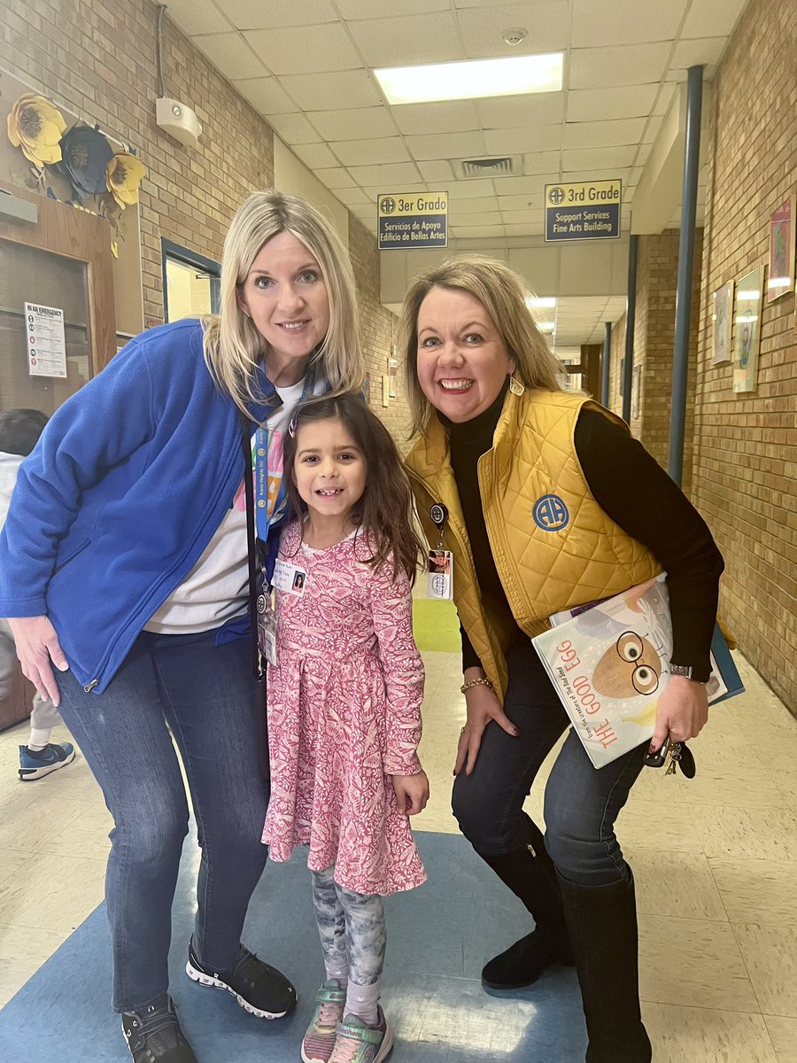 A quick trip today to <a href="/WoodridgeElem/">Woodridge</a> to read to some classes- Saw our teachers in action during a Writing PD session and met a friend  who shared that for dream week, her dream is growing up to be a Woodridge teacher! 💙💛 #NoPlaceLikeAHISD