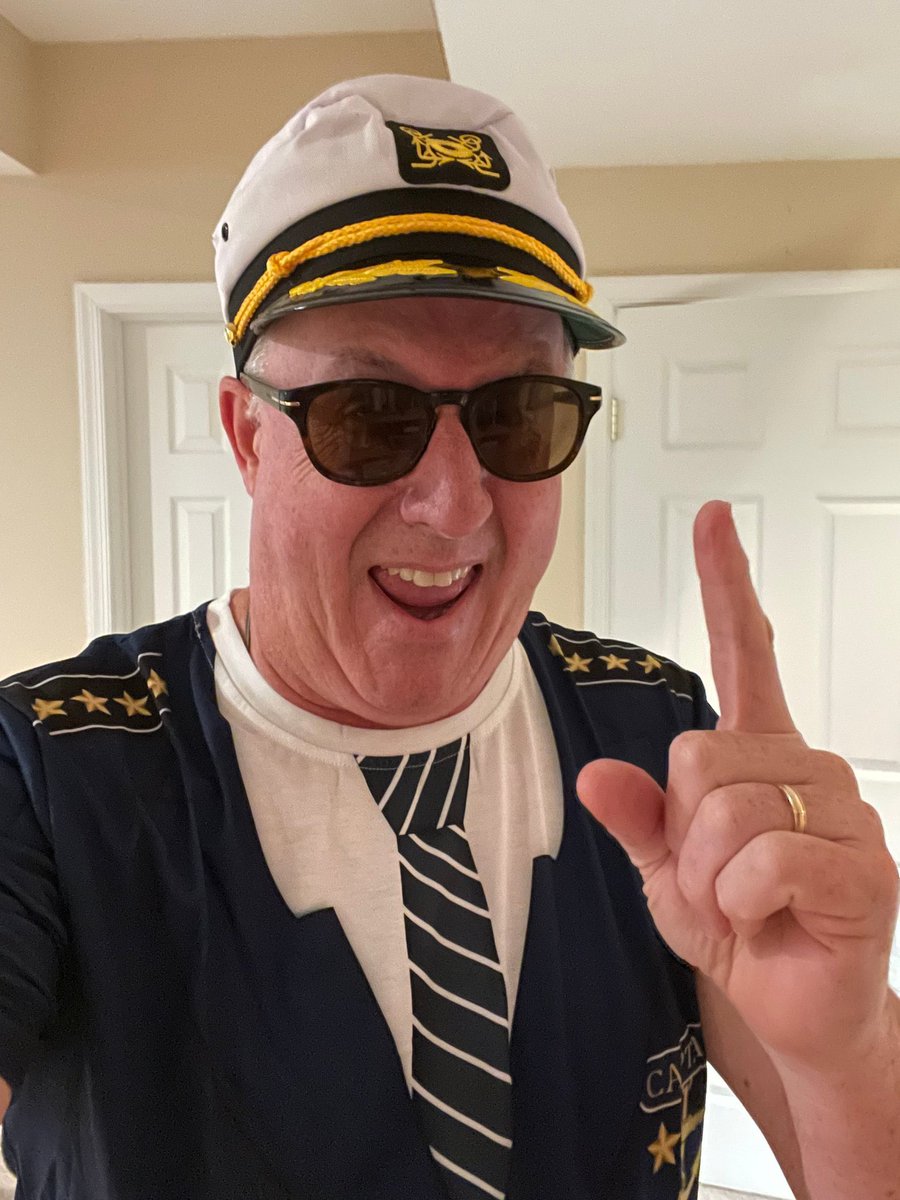 danceparty4u's tweet photo. Ahoy there, oldies-lovin maties!  Captain Boogie is ready to set sail on another solid gold sea cruise! LIVE - Sat. Night 7-10pm ET.  To listen and chat:
https://t.co/9ZXSOTB21G https://t.co/fw45DCX9M1