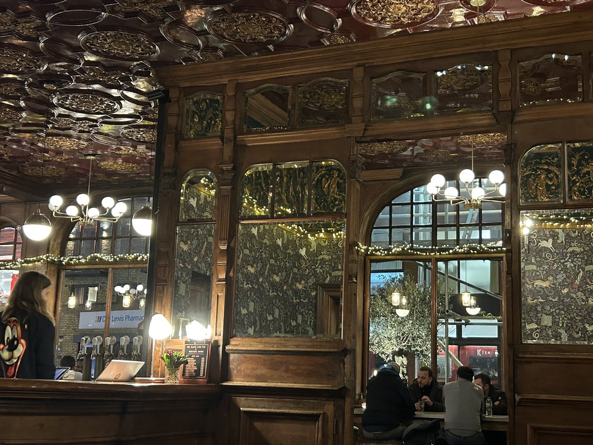 PubsSaving's tweet image. Enjoyed a perfect pint of Glasshouse pale ale on cask by the open fire at The Black Lion, Kilburn! Fresh on yesterday. #favouritepubs #dogfriendly #pubs #bestpubs #kilburn