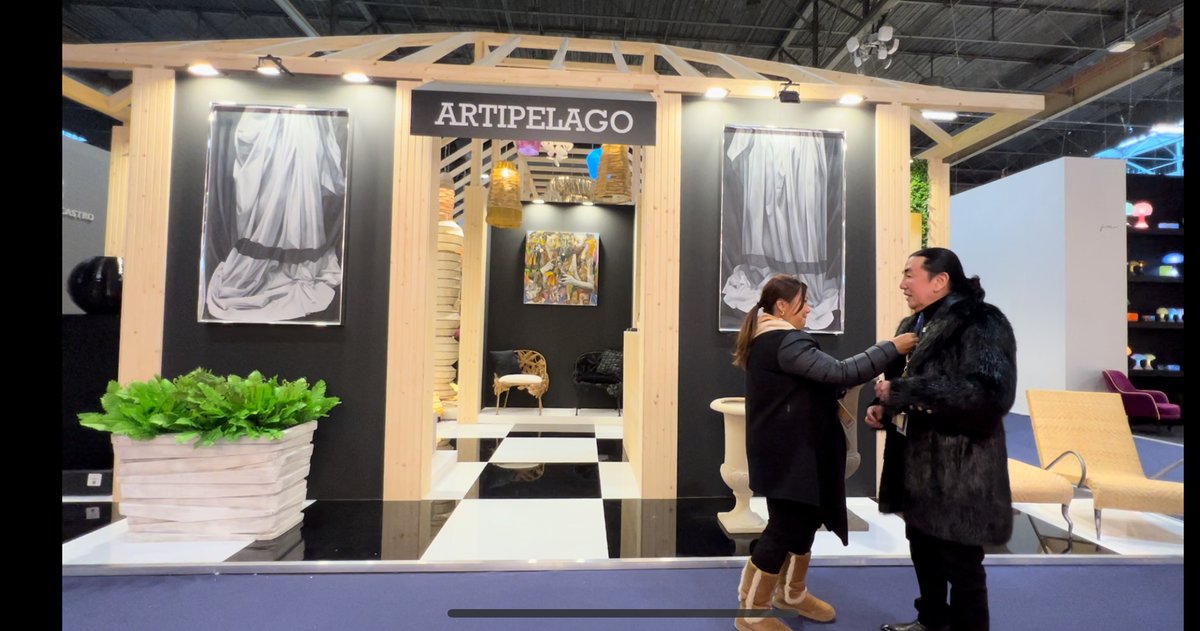 TFCNewsNow's tweet photo. TINGNAN: Agaw-pansin ang Philippine Pavilion sa Maison et Objet Paris

Bumida ang decor pieces, furniture, luminaires, at artworks ng 14 Filipino designers and artisans na on display sa mala-museo, bahay kubo-style pavilion na may titulong “ARTIPELAGO”. (1/3) https://t.co/lAZI4f5HZ3