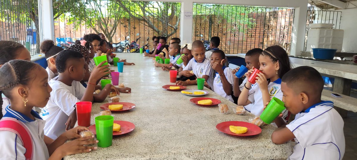 SEDTurbo's tweet photo. La Secretaría de Educación garantiza la entrega del Servicio de Alimentación Escolar (PAE) en todas las Instituciones Educativas, desde el primer día de clases brindando nutrición de calidad a los estudiantes adscritos al Programa. https://t.co/UG1ebTYG5a