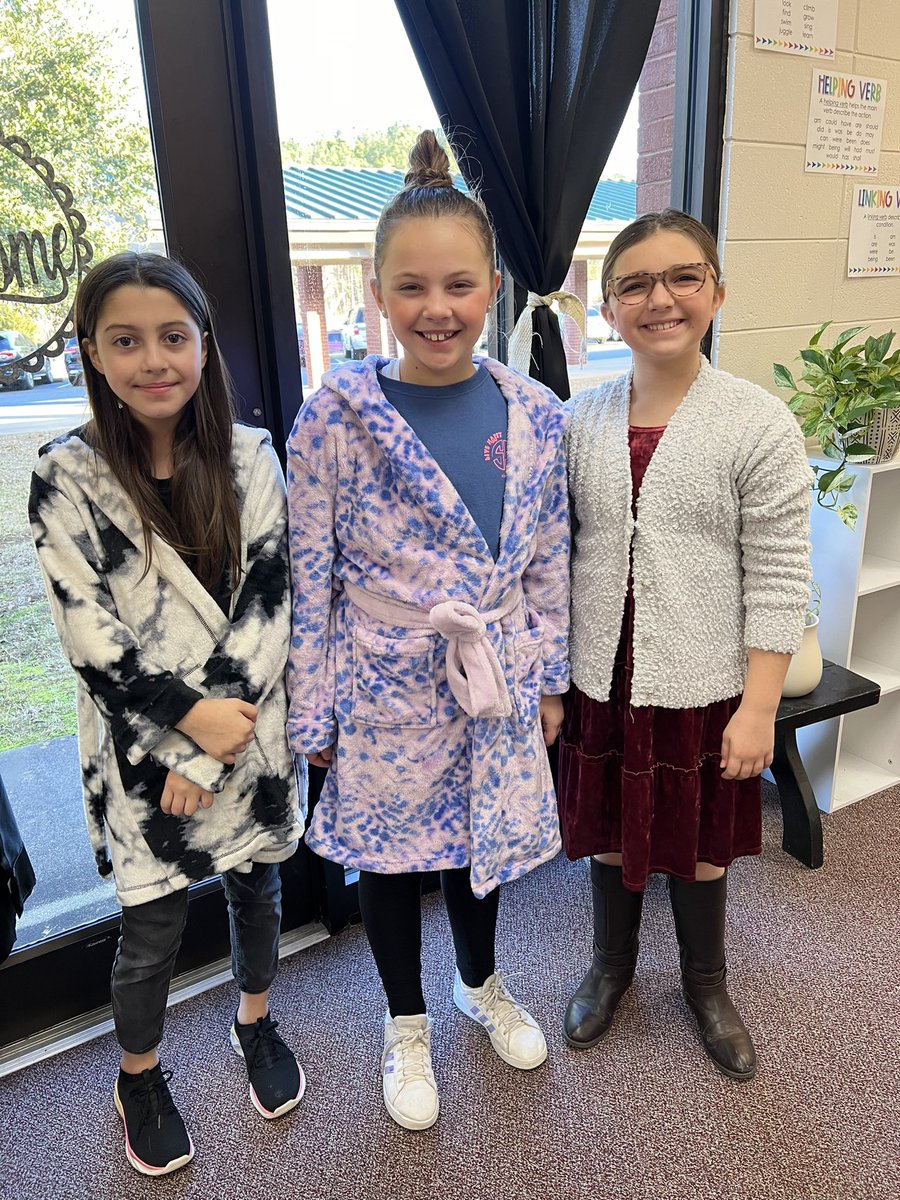 SeitzHalie's tweet photo. Celebrated 100 days of school at the Hubbard retirement center! 👵🏼 @Hubbard_Elem https://t.co/dDXRrmVQxm