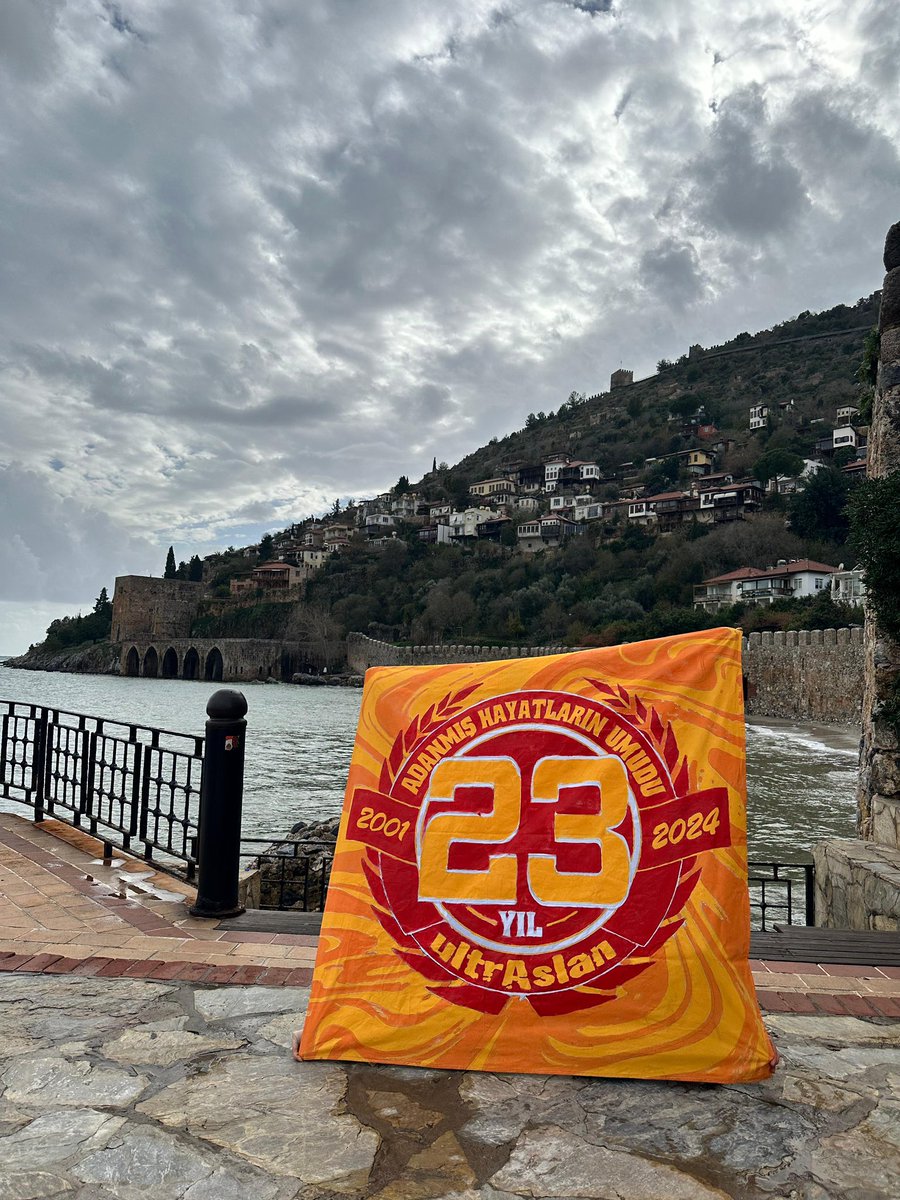 uAUNIALKU's tweet photo. Kuruluşunun amacı #HayatımızGalatasaray diyerek bu yola çıkan ağabeylerimiz; arma uğruna sevdiklerinden, kendilerinden feragat ederek buraya geldiler ve hayatlarını armaya adadılar. Adanmış hayatların 23. yılı, nice 23’lere. 
#ultrAslanUNI
#AkdenizBölge 
#uAUNIAlanya https://t.co/wZZe8p8UiP