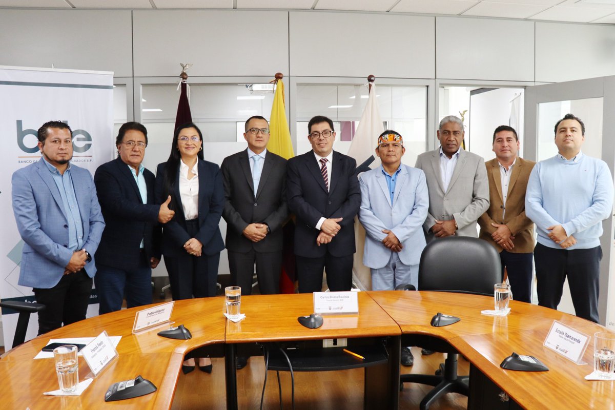 BDEcuadorBP's tweet photo. ✅Continuamos con la lucha por conseguir #ElNuevoEcuador

👉Priorizamos la asignación de recursos del 🇪🇨, nuestro #GerenteGeneralBDE @CRiveraBautista recibió al Directorio de @comagaec para conocer sobre la necesidad de financiamientos de obra para sus municipios. https://t.co/syY7OGdPUi