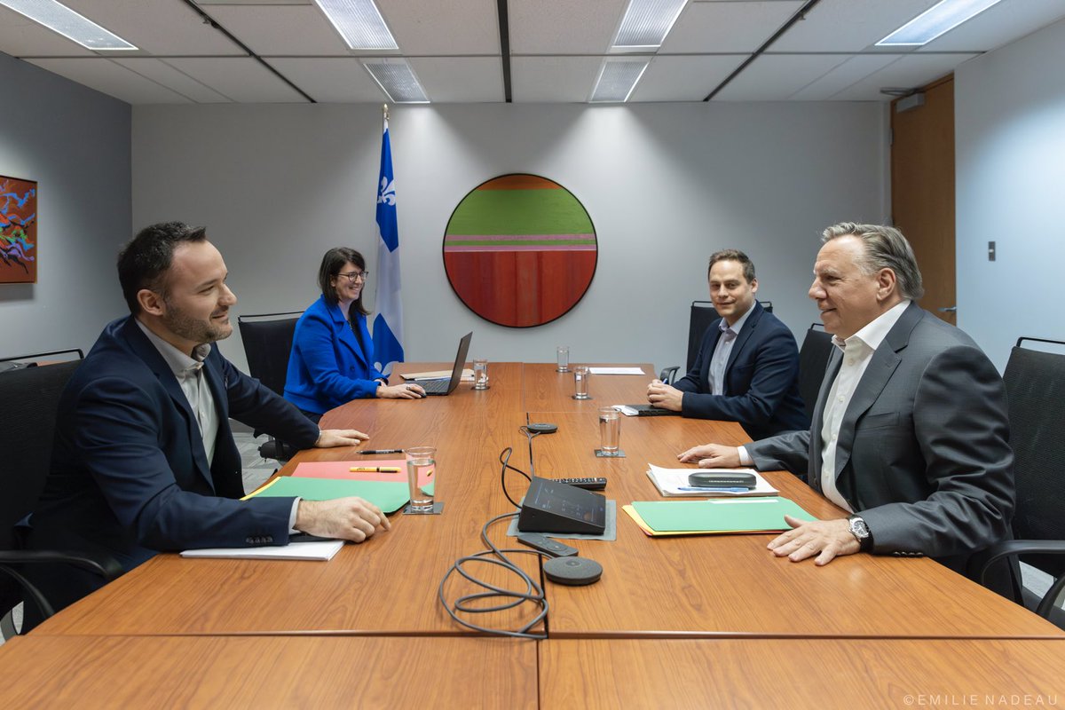 francoislegault's tweet photo. Avec le ministre de la culture ⁦@lacombemathieu⁩ pour discuter de différents projets culturels pour entre autres faire la promotion de la langue française. https://t.co/GldtulGCtD