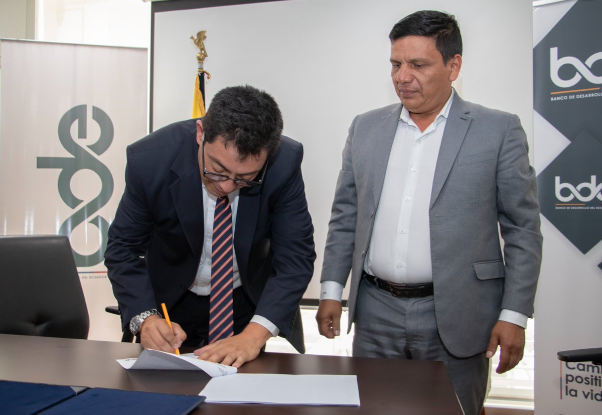 BDEcuadorBP's tweet photo. ✅Financiamos obra pública para #ElNuevoEcuador 

🙌Junto al alcalde Manuel González, nuestro #GerenteGeneralBDE @CRiveraBautista, analizó el  financiamiento para la adquisición de equipo caminero, que facilite y mejore la vialidad 🚜 para los habitantes de #Zamora. https://t.co/tEGEdgAr2h
