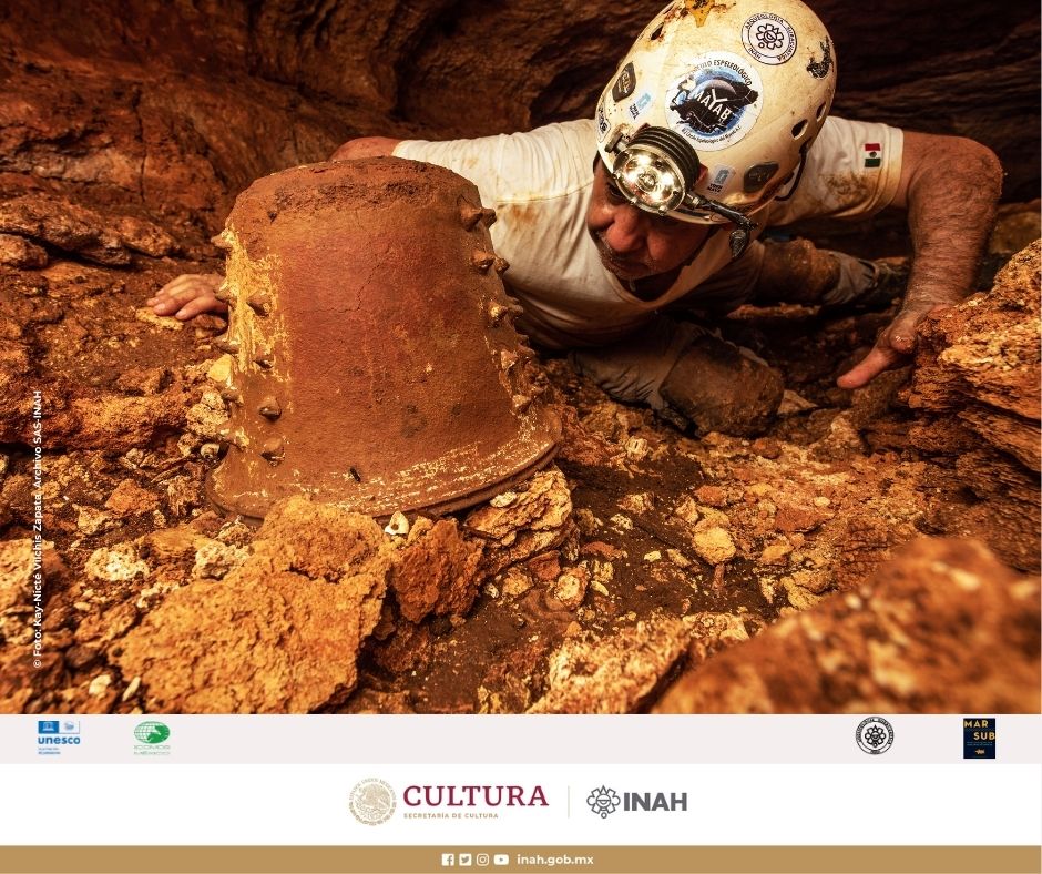 Vasija tipo Espita Aplicado variedad Pasta Roja (950-1150 d.C. Clásico Terminal). Se encontró al interior de una cueva cerca de Tinúm, Yucatán, durante los trabajos de prospección de la Subdirección de Arqueología Subacuática en el Proyecto Tren Maya.