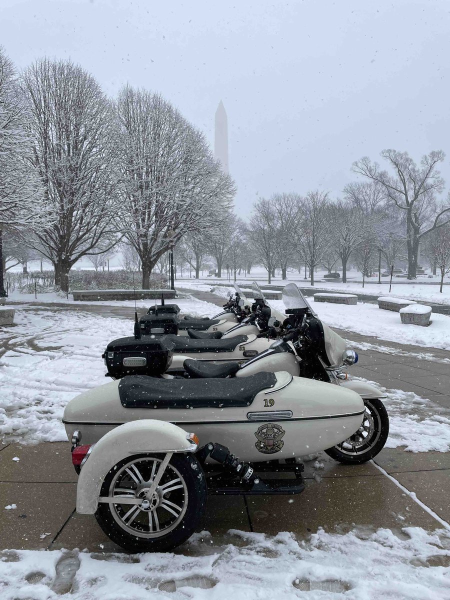 usparkpolicepio's tweet photo. #DYK our Motor Unit provides dignitary protection and patrols the @nationalmallnps 365 days a year. In the winter months, the Motor Unit uses a sidecar so the officers can ride in all different kinds of weather.
#motorcycles #policemotorcycle #WashingtonMonument https://t.co/IrEz07AYnB