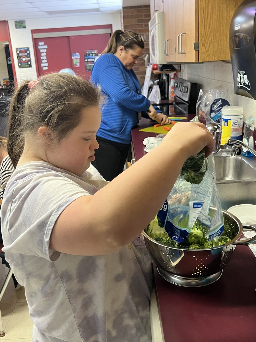 MrsDeneau's tweet photo. To go along with our Ocean Pollution Article this week we made fish with bottle caps and a veggie tray that was supposed to resemble an octopus but the kids were ready to snack on this!!! #wearelamphere @LamphereHS https://t.co/3uMvGk82Po