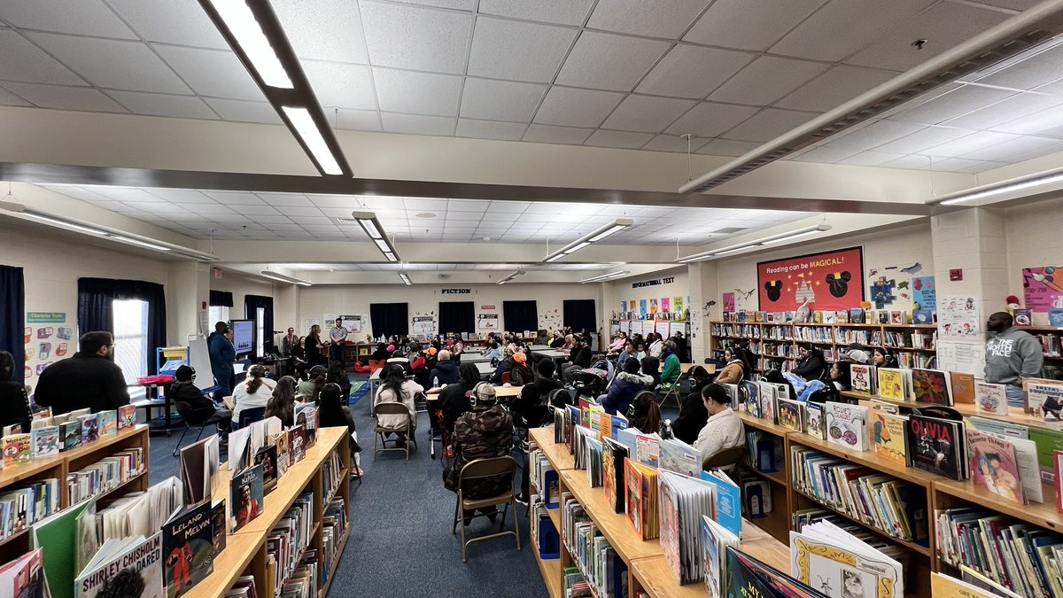 SterlingElemen1's tweet photo. Week 2 of our “Family Fridays” was a hit! Today 1st and 4th Grade families were in attendance. We are so excited to continue to strengthen the school & home connection to build our tigers literacy skills! 📖📝@CharMeckSchools #SkillsBlock #AllBlock @ELeducation #chinupcrownon👑 https://t.co/BrvmuXb3DB