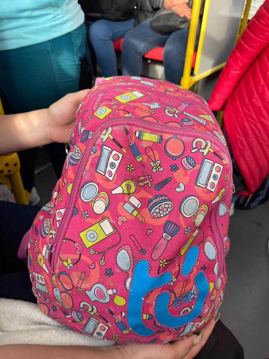 janetikast's tweet photo. Si ibas en un transmilenio para San Mateo y se te quedó esta maleta ñ, por favor escríbeme. 
Por favor ayúdenme a compartir la publicación. https://t.co/xFPck65lV0