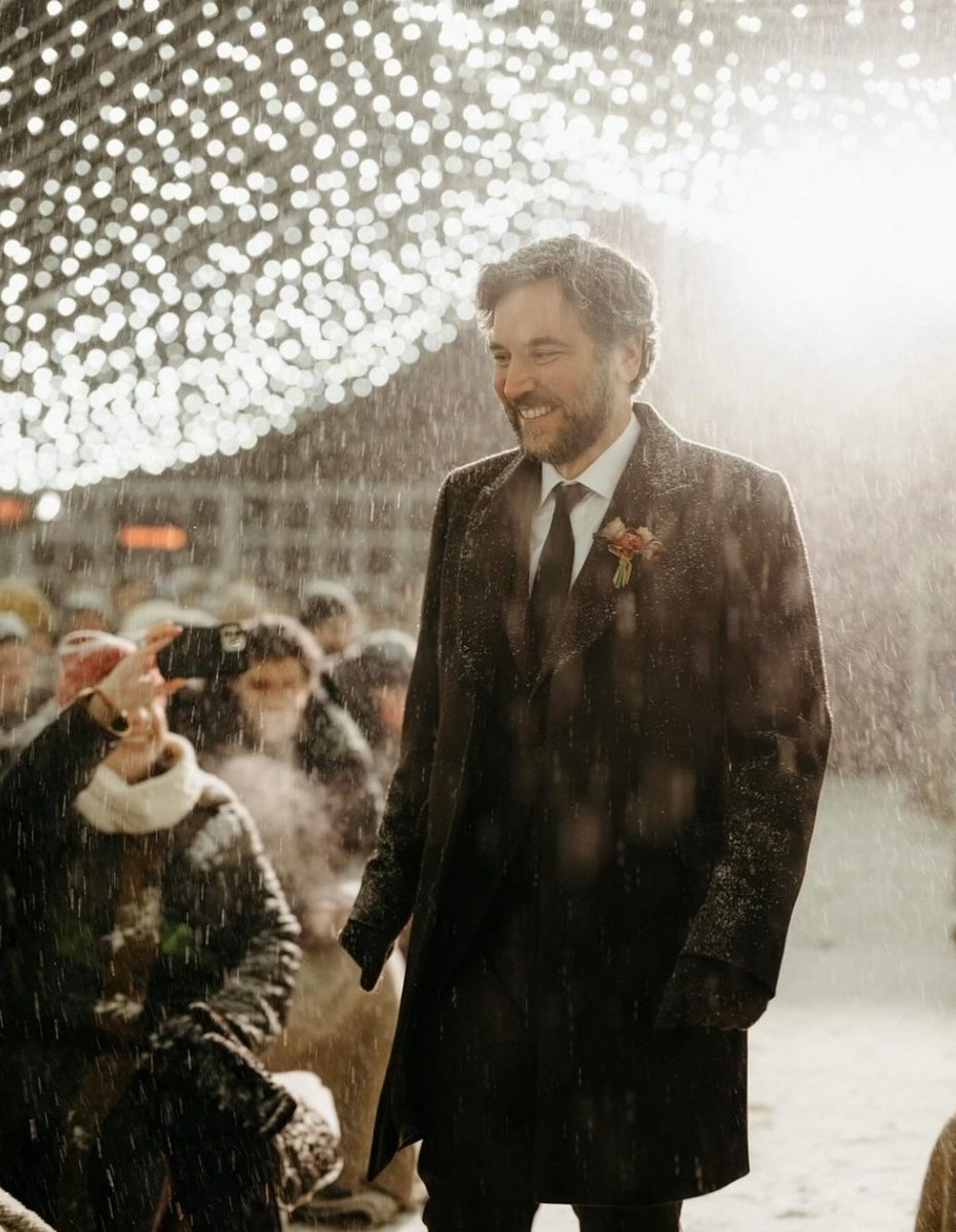 howimyourmother's tweet photo. Josh Radnor, o nosso querido Ted Mosby, se casou! 🥺 Parece que alguém achou o guarda chuva amarelo por aí... 💛

Fotos: Via Instagram https://t.co/pcDRRABqrO