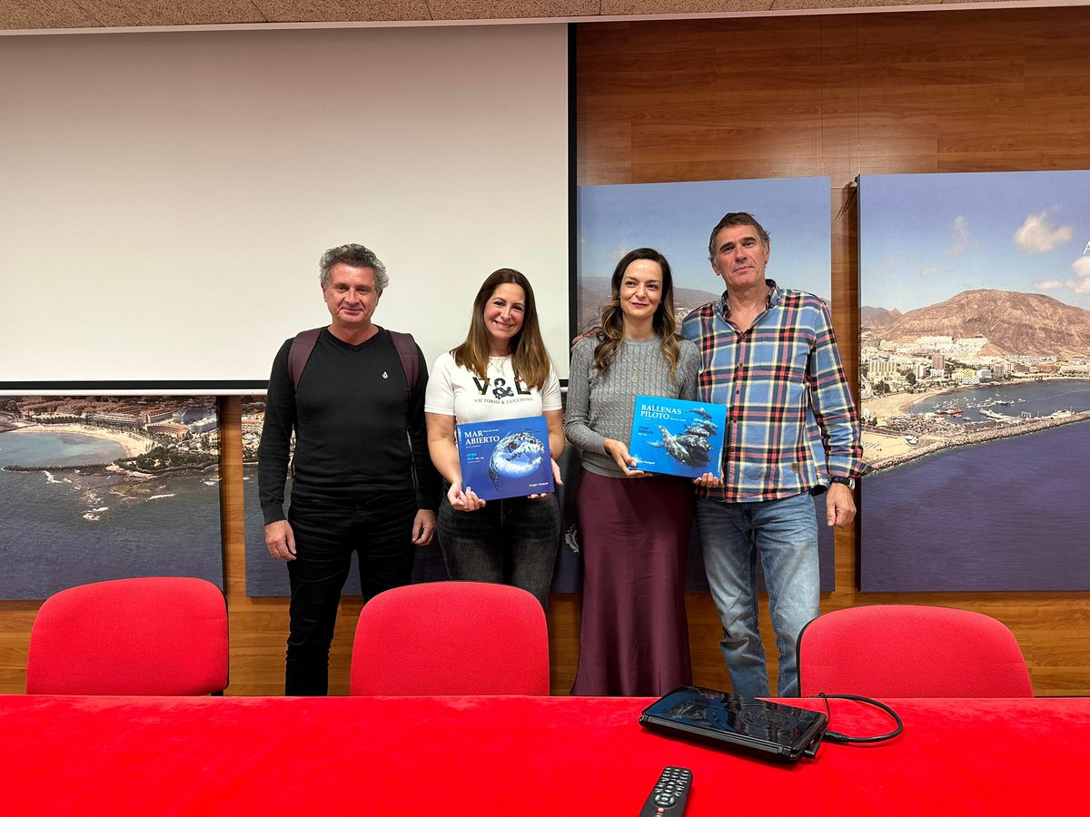 TurismoArona's tweet photo. TURISMO ARONA NADA ENTRE CETÁCEOS CON EL NUEVO LIBRO DE SERGIO HANQUET

Éxito absoluto de público este viernes durante la presentación del nuevo libro del fotógrafo submarino Sergio Hanquet, Mar Abierto, Ballenas Piloto, “Diarios de a Bordo”.
 https://t.co/cqNuVg7Uz6 @AytoArona https://t.co/8COS3Vh4t8