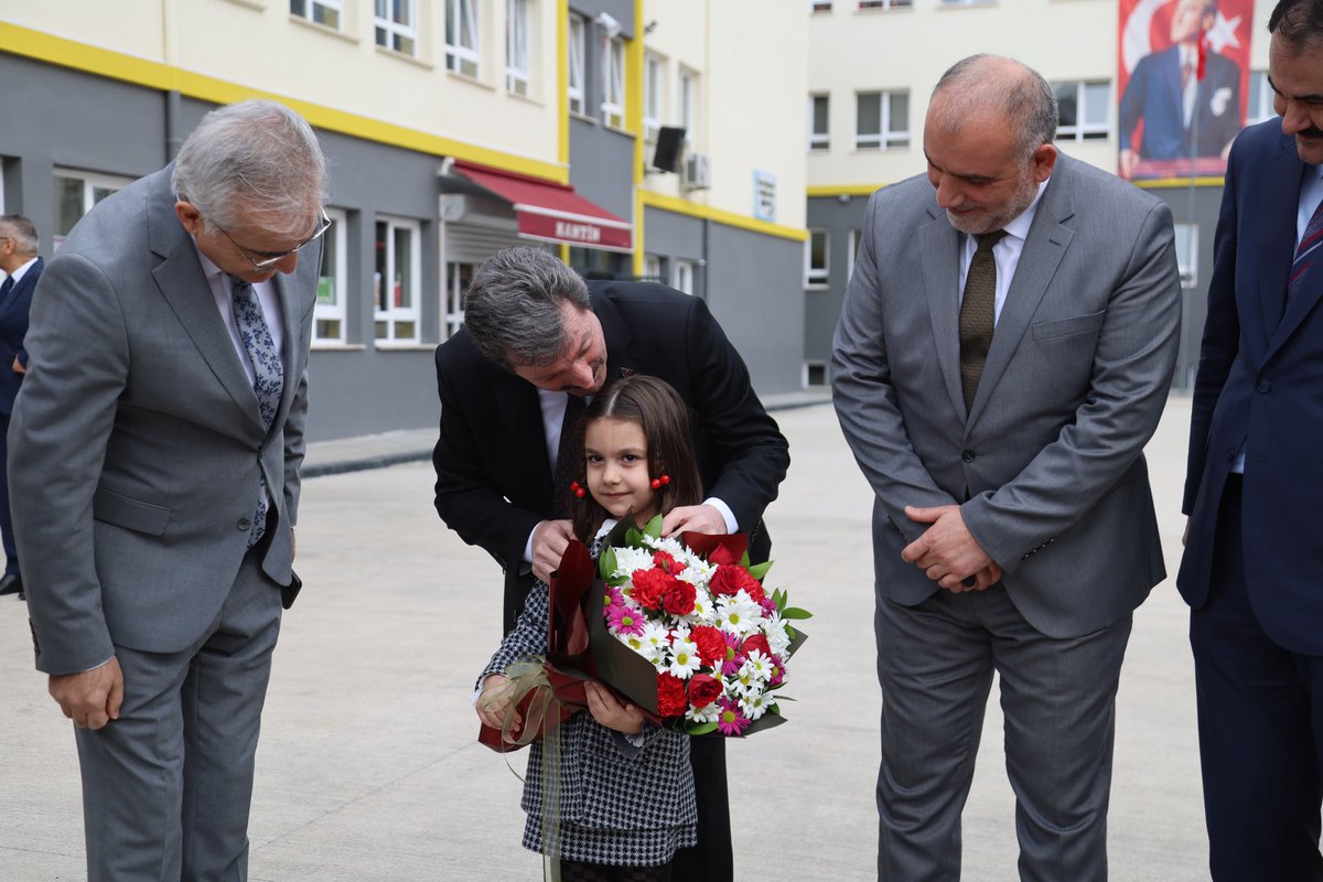 saroglu1977's tweet photo. Yarıyıl Karne heyecanımıza Samsun  Valimiz Sayın Orhan TAVLI, Canik Kaymakamımız Sayın Vehbi BAKIR , Canik Beldiye Başkanımız Sayın İbrahim Sandıkçı ,İl Milli Eğitim Müdürümüz Sayın Murat AĞAR, İlçe Milli Eğitim Müdürümüz Sayın Zahit Köseoğlu ortak oldular çok teşekkürler. https://t.co/kC1nZFVXQ9