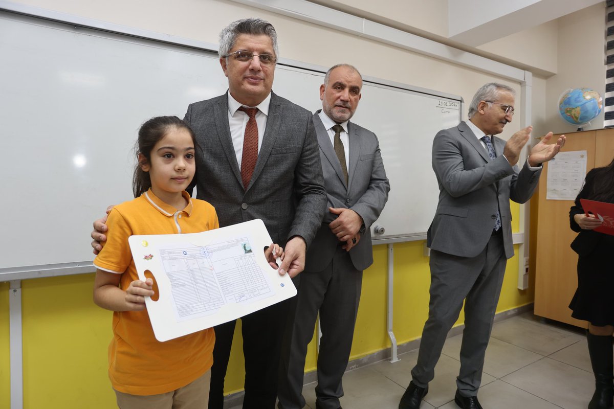 saroglu1977's tweet photo. Yarıyıl Karne heyecanımıza Samsun  Valimiz Sayın Orhan TAVLI, Canik Kaymakamımız Sayın Vehbi BAKIR , Canik Beldiye Başkanımız Sayın İbrahim Sandıkçı ,İl Milli Eğitim Müdürümüz Sayın Murat AĞAR, İlçe Milli Eğitim Müdürümüz Sayın Zahit Köseoğlu ortak oldular çok teşekkürler. https://t.co/kC1nZFVXQ9