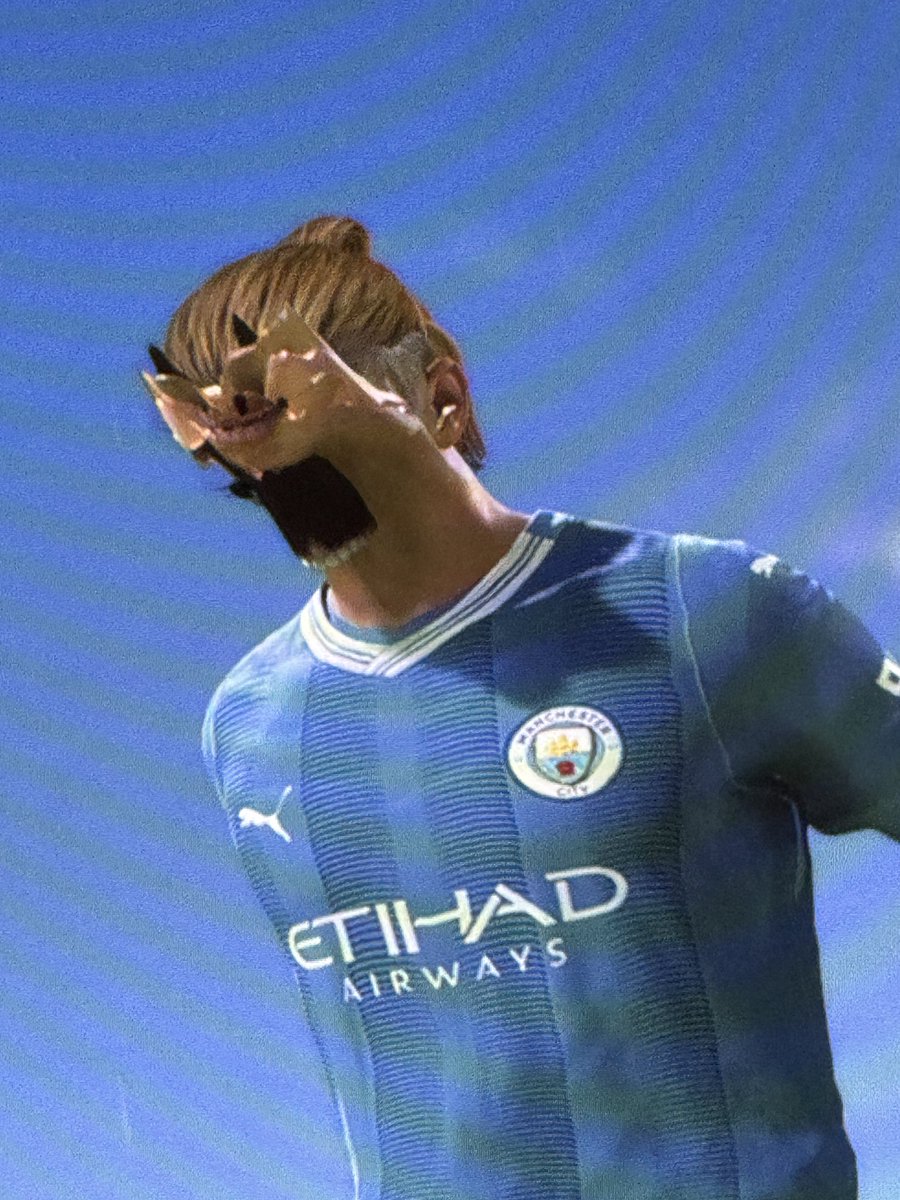 TurkishKanka's tweet photo. @EASFCDirect looks like it worked 
appreciate it @EASFCDirect 
is it how TOTY Haaland looks like? https://t.co/7GaYvMA9fb