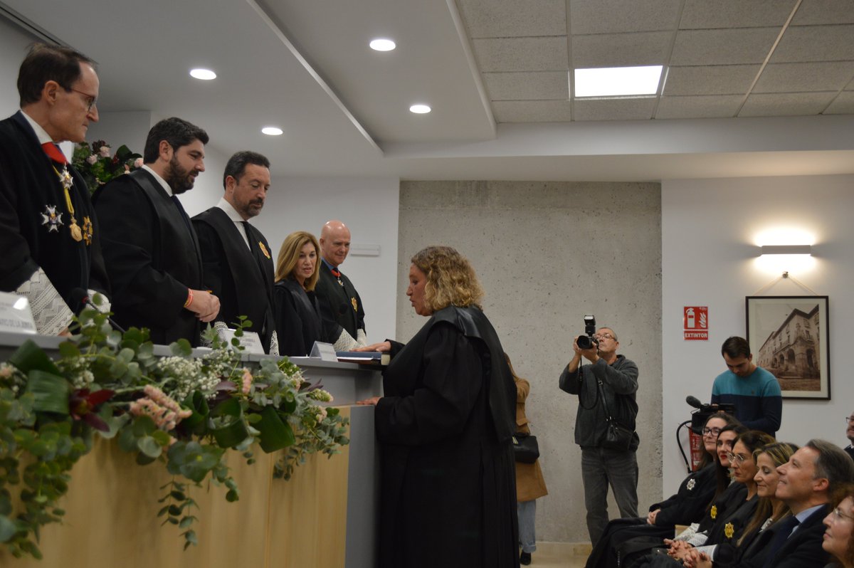 icalorca's tweet image. ➡️Elisa Campoy-López toma posesión como nueva Decana del Ilustre Colegio de la Abogacía de Lorca junto a los miembros de su nueva Junta de Gobierno. ⚖️