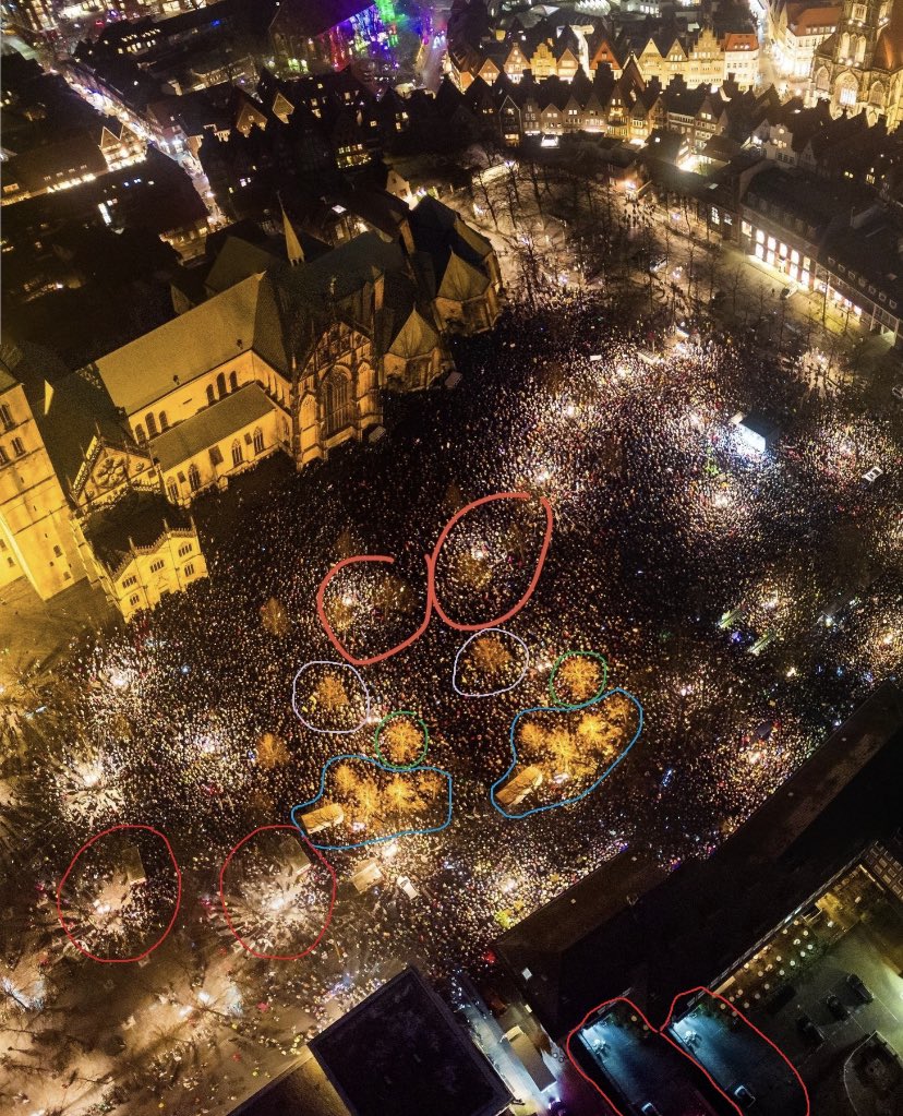 Dieser Screenshot wurde mir zugesendet. Eine Luftaufnahme von einer „Demo gegen Rechts“. Man fügt zusätzliche Bildelemente ein, um den Platz zu füllen. Lasst euch von bearbeiteten Bildern nicht täuschen.