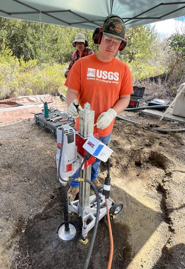 Hawaii_EMA's tweet image. Boring, but never dull—This week’s “Volcano Watch” focuses on the installation process of newly upgraded seismometers that are used to detect and locate earthquakes: usgs.gov/observatories/…
#VolcanoWatch #HVO