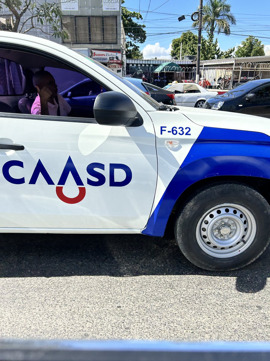 Señores <a href="/caasdrd/">CAASDRD</a> pónganlo en régimen, me choca por su imprudencia con mis hijos y termina diciéndome MMG y se va.