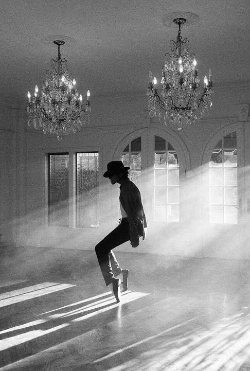 First peak at #MichaelJackson’s biopic starring his nephew #JafaarJackson...🐐🤍