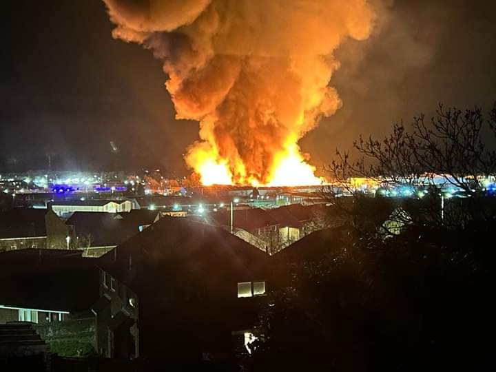 🔥 #AVOIDTHEAREA Emergency services are responding to a huge fire on Bridgend Industrial Estate. 🚨 Multiple fire crews and ten apliances are on site tackling the blaze. More fire crews are arriving to help.