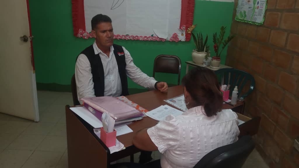 El Responsable de nuestro Municipio Williams Díaz, sostuvo una reunión en el liceo Bolivariano Simón Bolívar con la Directora Rosaura Duran, con el objetivo de generar trabajo Voluntario y el aporte que se les pueda brindar al deporte de la institución.
#ApoyandoANicolas