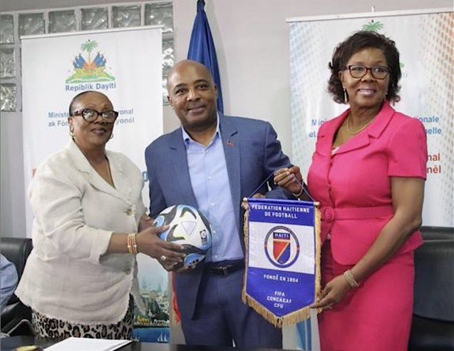 MARADIOFM's tweet photo. Le @MENFP_Education a signé vendredi un accord avec la @fhfhaiti pour promouvoir le sport scolaire .Le #FootBallForSchool favorisera une meilleure utilisation du temps libre des jeunes afin de prévenir la délinquance et leur recrutement par les gangs selon le Ministère.#RFMINFO https://t.co/QRbZGw1Hxw