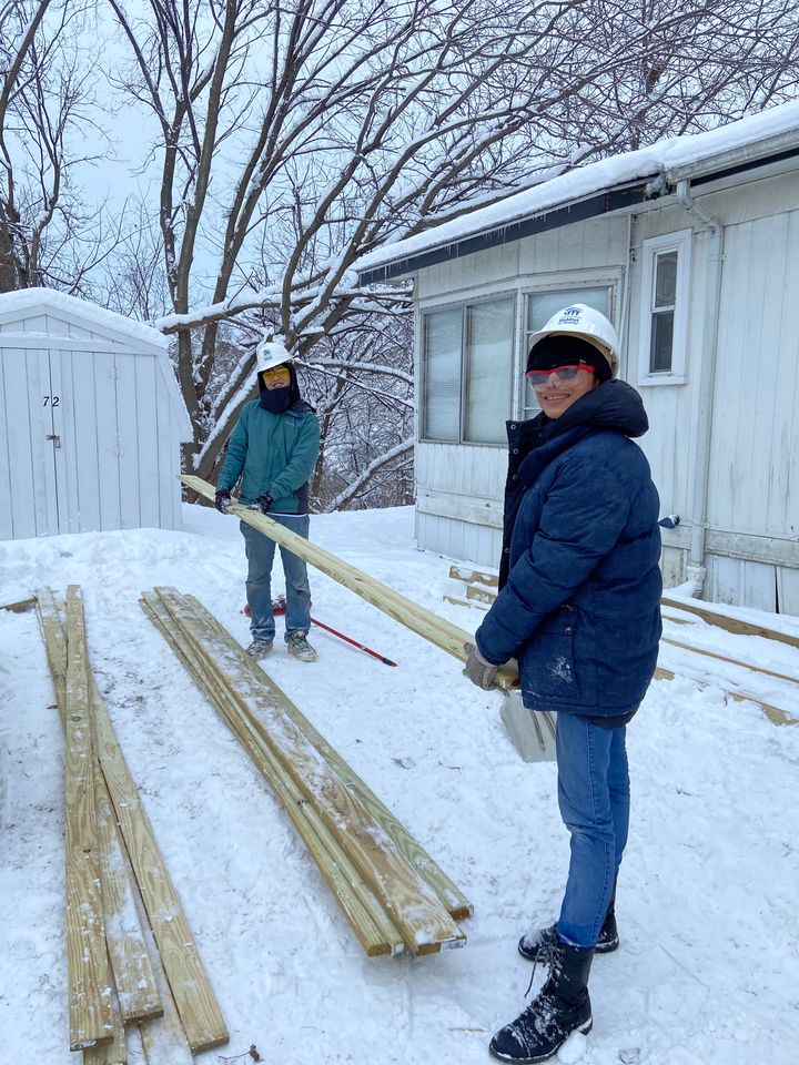 ENGINEERINGatOU's tweet photo. An arctic blast didn’t stop these Sooners Without Borders students from serving a Des Moines, Iowa family, together with Habitat for Humanity, to build a ramp. This is what engineers do – partner with others to make the world a better place, one project at a time! https://t.co/3JFsJ3BJVu